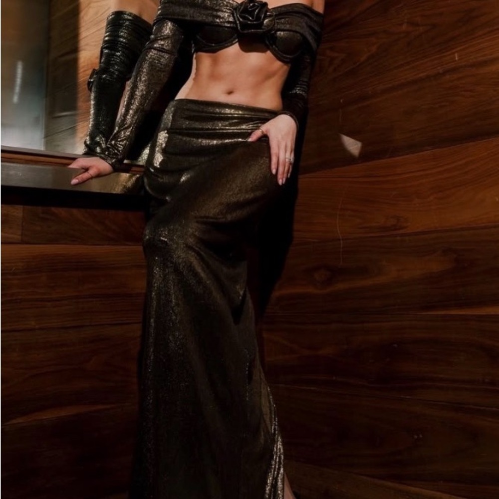 Camila Coelho Set. Elegant Metallic Off-Shoulder Top and Skirt #228 - Picture 5 of 16
